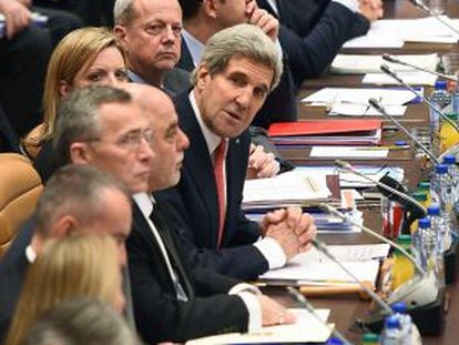 Secretário de Estado dos EUA, John Kerry, em reunião na sede da OTAN.