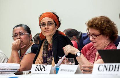 A procuradora Thais Santi, entre a presidente do IBAMA, Suely Araújo, e a antropóloga Manuela Carneiro da Cunha, da SBPC.
