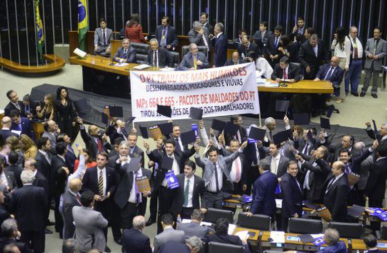 Deputados oposicionistas protestam na Câmara.