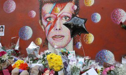 Altar junto a um mural de David Bowie em Brixton, Londres.