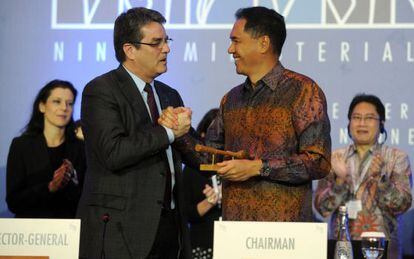 Azevedo celebra o acordo com ministro indonésio.