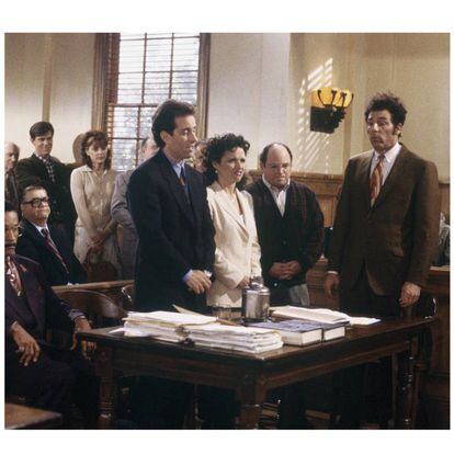 Seinfeld (1989-1998) Deveria ser uma série em que não acontece “nada”. Mas, na sua última leva, aconteceu de tudo, de forma totalmente gratuita. Jerry, que conseguia ter, finalmente, a sua própria série, acabava com os amigos atrás das grades, justamente por não fazer “nada” diante de um crime cometido debaixo dos seus narizes. Uma piscadela para o espectador que não teve, na verdade, nenhuma graça. Depois de um julgamento rocambolesco pelo qual passavam alguns dos personagens cujas vidas “os quatro de Nova York” tornaram impossíveis, eles foram condenados a um ano. O pior não foi que acabassem sentados em uma cela, imitando, como se não tivesse acontecido “nada”, uma conversa como tantas outras que tiveram durante uma década no restaurante Tom’s. A chave de ouro de tamanho despropósito está no último monólogo de Jerry Seinfeld, vestido de macacão laranja, frente aos presos que ameaçavam matá-lo. Na verdade, vários fãs da série quiseram isso mesmo: estrangulá-lo.