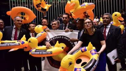 Deputados de oposição protestam contra projeto de lei da terceirização.