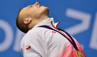 O alterofilista polonês Adrian Zielinski, afastado da Rio 2016, comemora o ouro em 2012, nos Jogos de Londres.