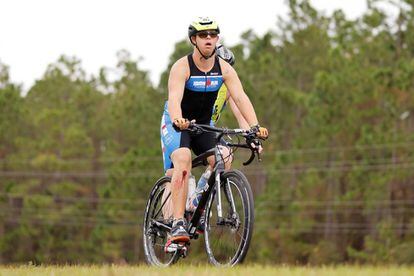 Chris Nikic, durante a parte do ciclismo no Ironman, na Flórida.