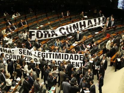 Deputados estendem faixa contra Cunha na Câmara.