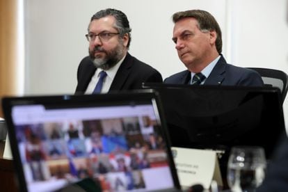 Ernesto Araujo ao lado de Bolsonaro em reunião por vídeo dos líderes do G20, em 26 de março.