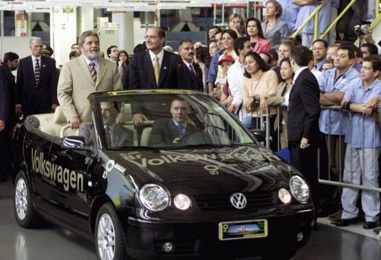Lula visita uma fábrica da Volkswagen, em março de 2003.