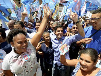 ACM Neto faz campanha pela reeleição em Salvador.