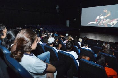 Crianças assistem ao filme 'O escaravelho do diabo' na abertura do CEU Jaçanã, em abril.