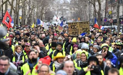 Os ‘coletes amarelos’ protestam pelas ruas de Paris em 26 de janeiro.