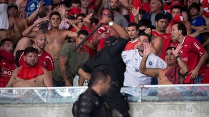 Policiais usam a força contra torcedores do Independiente no Maracanã.