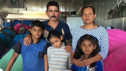 Rafael Castillo, Georgina Ayala e seus filhos, na segunda-feira em um albergue de Tijuana, onde esperam para atravessar aos Estados Unidos.