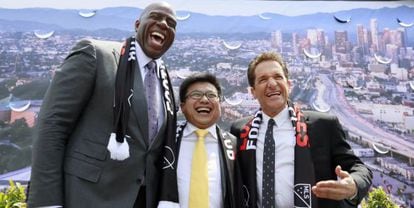 Os investidores Earvin ‘Magic’ Johnson, Henry Nguyen e Peter Guber, depois de anunciar a construção de um estádio de futebol em Los Angeles, na segunda-feira.