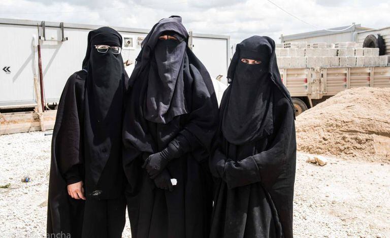 Da esquerda para a direita, Yolanda Martínez, Lubna Miludi e Luna Fernández, na Síria
