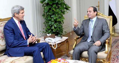 John Kerry e Abdul Fatah Al-Sisi, este sábado no Cairo.
