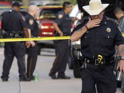 Um policial na cena de um crime em Houston, em 9 de agosto.