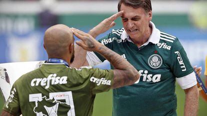 Felipe Melo bate continência para Bolsonaro em festa do título do Palmeiras.
