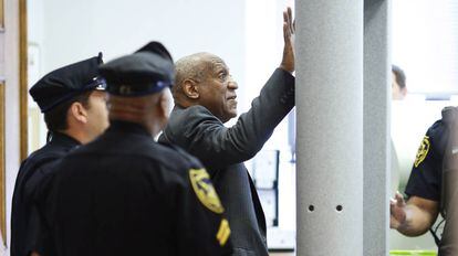 Bill Cosby passa pelo detector de metais do tribunal.