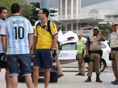 Torcedores argentinos se reúnem perto do estádio do Maracanã.