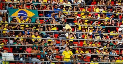  Aficionados de Brasil apoyan a su equipo el jueves 4 de agosto