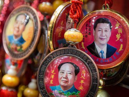 Souvenirs com os rostos de Xi Jinping e Mao Tse Tung em Pequim.