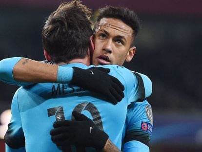 Neymar abraça a Messi no jogo contra o Arsenal.