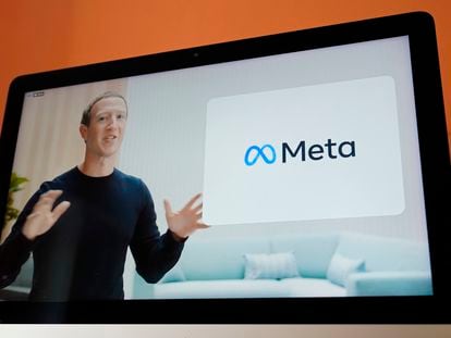 Zuckerberg, com a nova logo da Meta ao fundo.