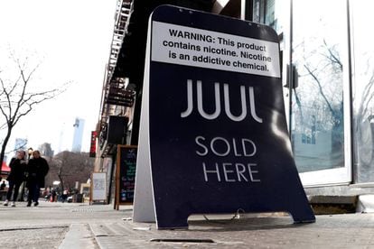 Uma publicidade da companhia de cigarros eletrónicos Juul.