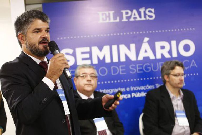 Bezerra, Santos e Zanetic no seminário do EL PAÍS.