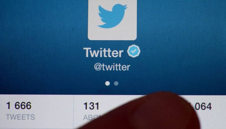 Um usuário checa sua conta de Twitter.