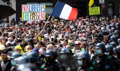 Manifestantes contra o passaporte covid-19 em Paris, neste sábado.
