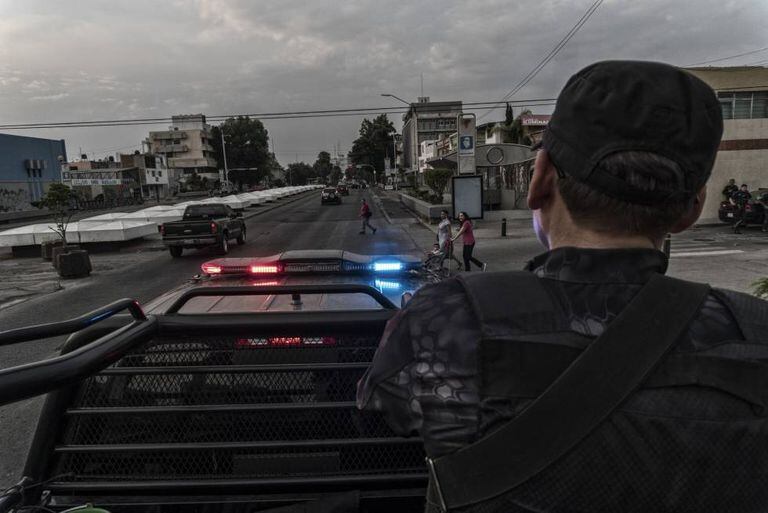 Agentes da Polícia do Estado de Jalisco patrulham a avenida Federalismo, uma das principais de Guadalajara.