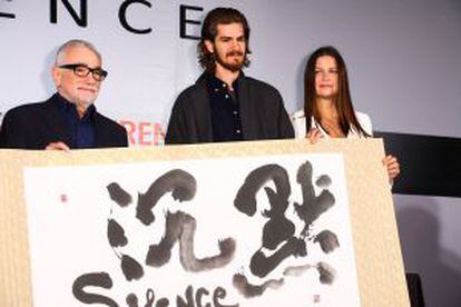 O cineasta Martin Scorsese, o ator Andrew Garfield e a produtora Emma Koskoff na apresentação do filme 'Silence' em Taipé, em maio.