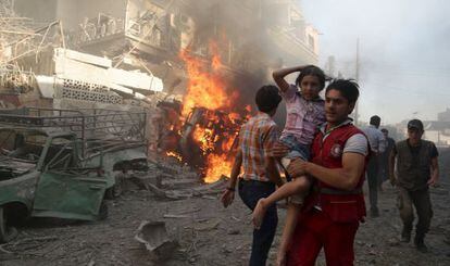 Equipes de socorro resgatam civis depois de um bombardeio na periferia de Damasco.