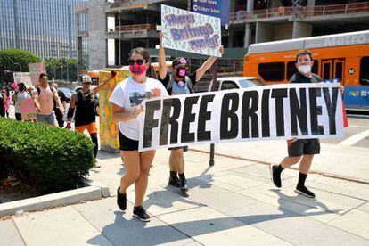 Fãs de Britney Spears se manifestaram em 19 de agosto em Los Angeles, fora do tribunal, onde o futuro da cantora foi decidido. 