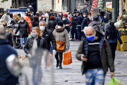 Cidadãos com máscaras em uma rua de Nápoles, na sexta-feira.