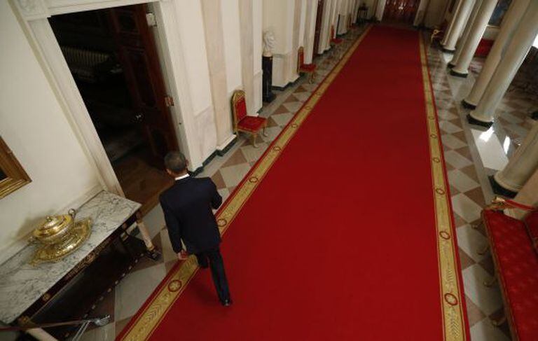 Barack Obama deixa a sala depois de se dirigir à nação.