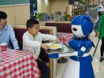 Robô garçom em um restaurante em Kunshan (China), em maio de 2016, onde trabalha um total de 10 androides.