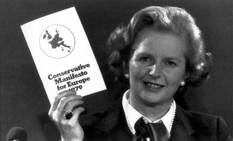 Margaret Thatcher ergue um exemplar do Manifesto Conservador para a Europa em 1979. REUTERS