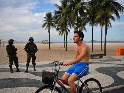 Militares patrulham Copacabana no dia 4 de abril.