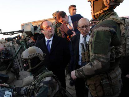 O presidente François Hollande e o ministro de Defesa Jean-Yves Lhe Drian visitam aos soldados franceses em uma base nas periferias de Erbil, Iraque.