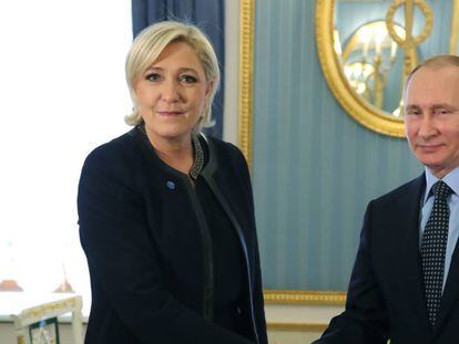 O presidente russo, Vladimir Putin, com a candidata francesa Marine Le Pen.