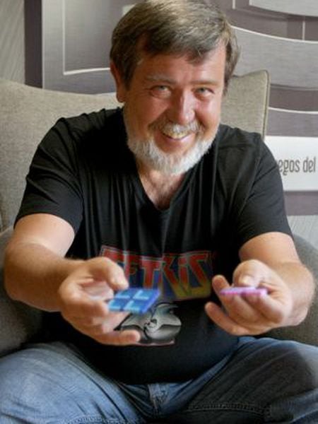 Alexey Pajitnov mostra duas peças do ‘Tetris’ em Bilbao.