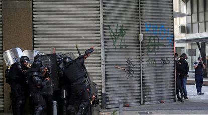 Policiais militares e manifestantes se enfrentaram em frente à Alerj, no centro do Rio de Janeiro, nesta quinta-feira. 