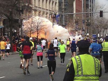 Foto de uma das explosões na linha de chegada da maratona de Boston, em 2013.