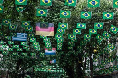 Uma rua do Rio de Janeiro decorada para a Copa.