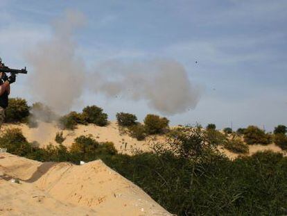 Miliciano palestino dispara um foguete em treinamento na Faixa de Gaza.