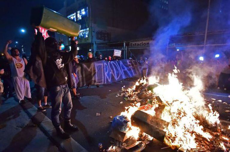 Manifestantes queimam lixo em São Paulo.