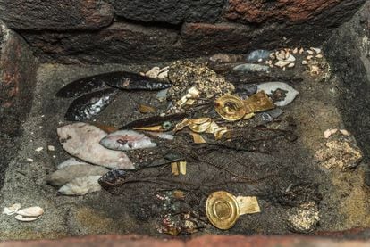 Facas de pederneira, peças de ouro, espinhaços de cobra, duas aves... assim é a última oferenda encontrada no Templo Maior.